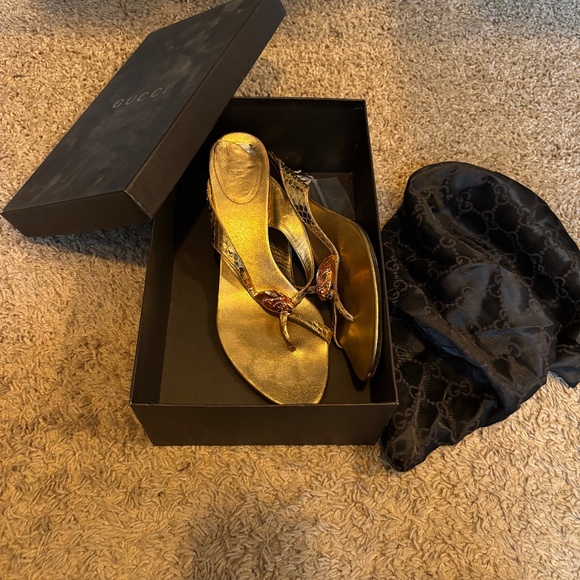 Lightly Used Size 10 Gucci Gold Thong 2 inch Heels - Picture 1 of 5